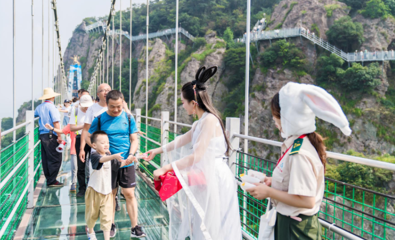 中秋福利100分！馬仁奇峰門票+住宿全免?。? /></a></div>
                    </li>
                                        <li>
                        <div   id=